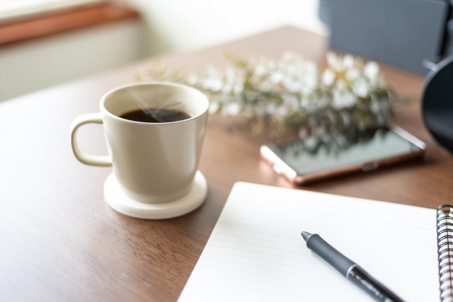 モヤモヤするときに、心のサインを書き留めるノートとコーヒー