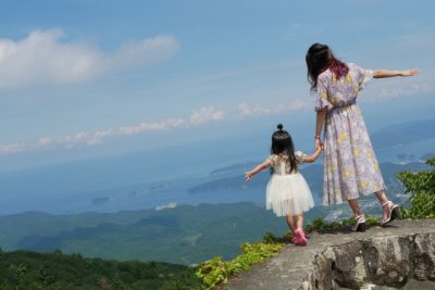 子供と一緒に成長をする大人と一緒の後ろ姿モヤモヤな子供だけど大切