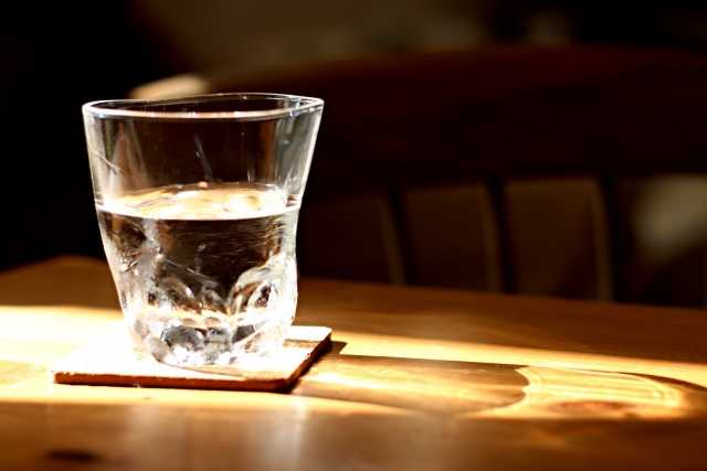 モヤモヤでのども通らないようなときには一口のお水でもきっとらくになれる。