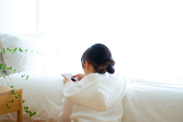 子供会モヤモヤの連絡に疲れた女性