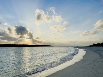 モヤモヤ晴らす気持ちをそっと広げる海と雲の景色