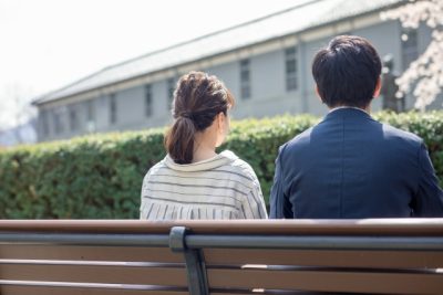 価値観が少しずつずれモヤモヤ言葉にできないまま静かに並んで座っている様子